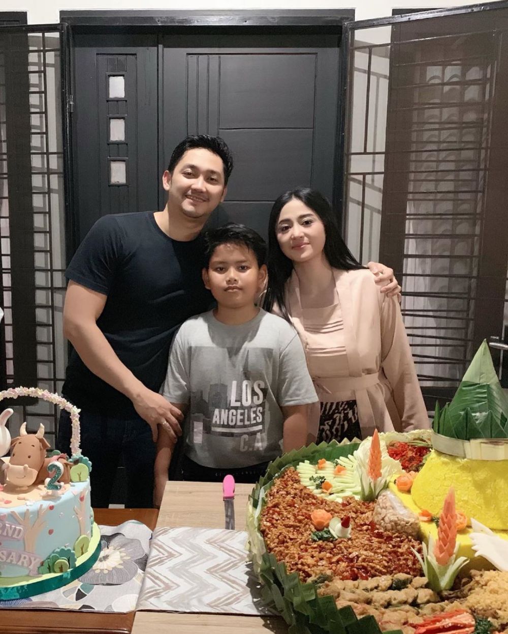 Momen ultah pernikahan Dewi Perssik & Angga, kuenya curi perhatian