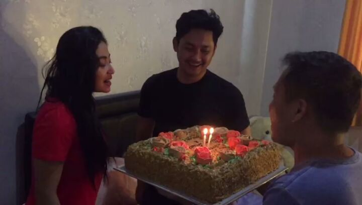 Momen ultah pernikahan Dewi Perssik & Angga, kuenya curi perhatian