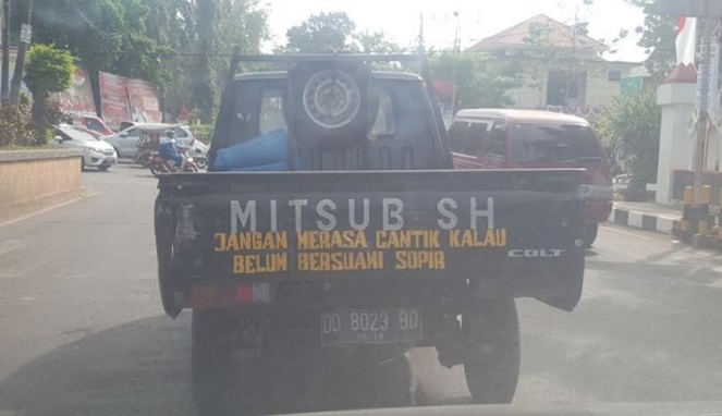 10 Peringatan lucu di belakang mobil ini bikin ketawa ngegas