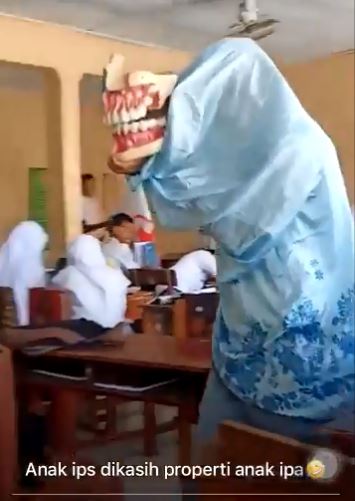 10 Tingkah iseng siswa waktu praktikum ini bikin senyum nostalgia