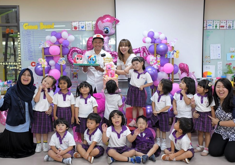 Momen 7 seleb rayakan ulang tahun anak di sekolah, penuh keceriaan