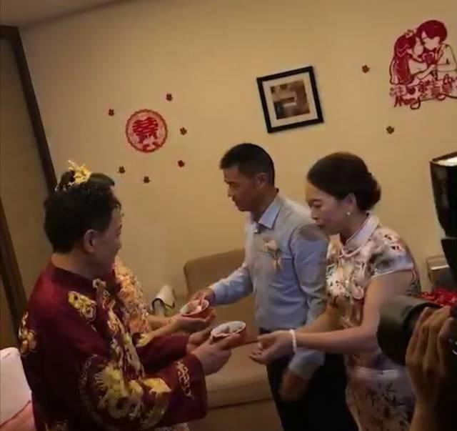 Kisah pria tua nikahi gadis 28 tahun, dihadiahi mobil mewah 