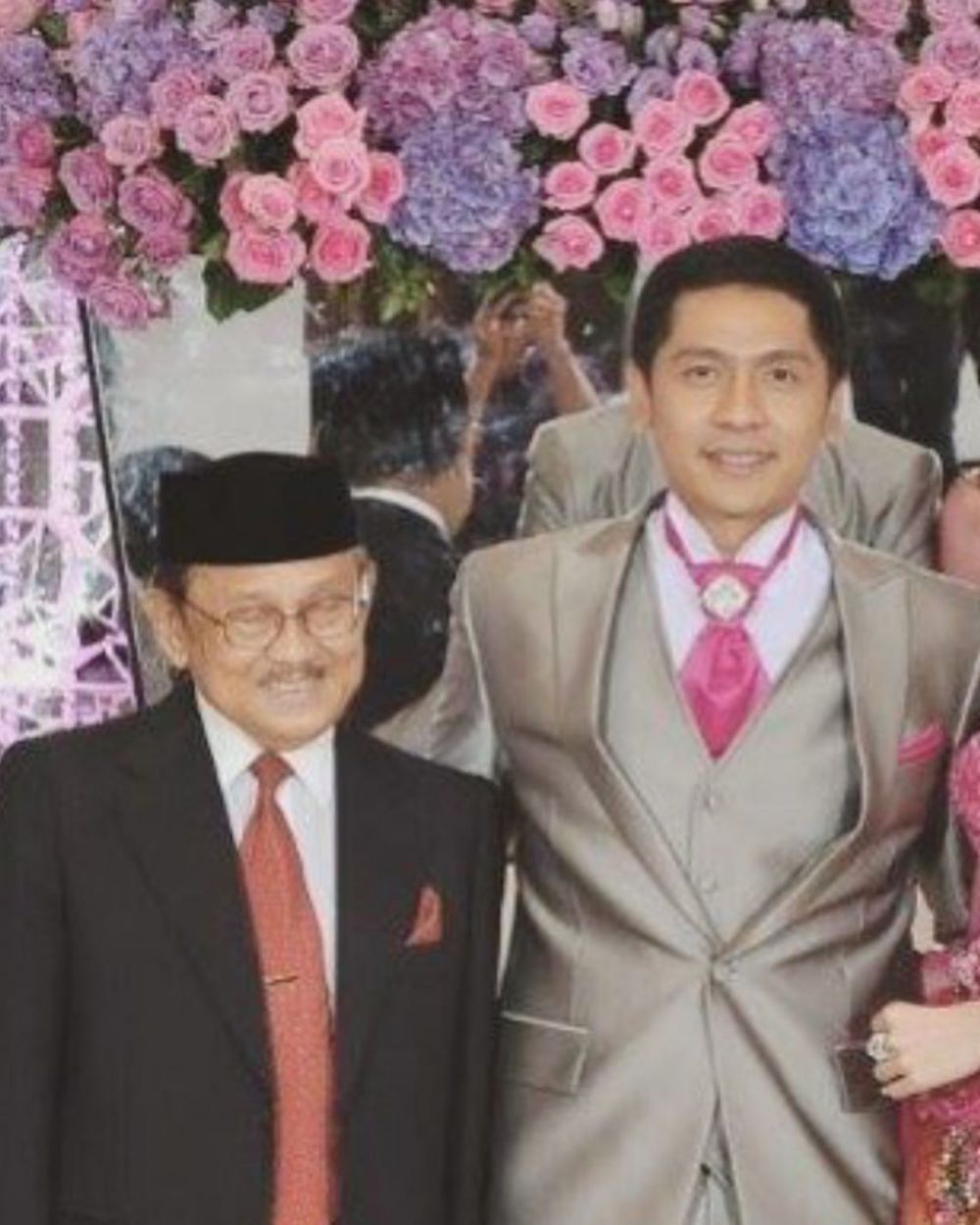 14 Potret kenangan seleb dengan mendiang BJ Habibie, penuh kesan
