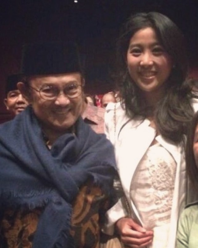 14 Potret kenangan seleb dengan mendiang BJ Habibie, penuh kesan