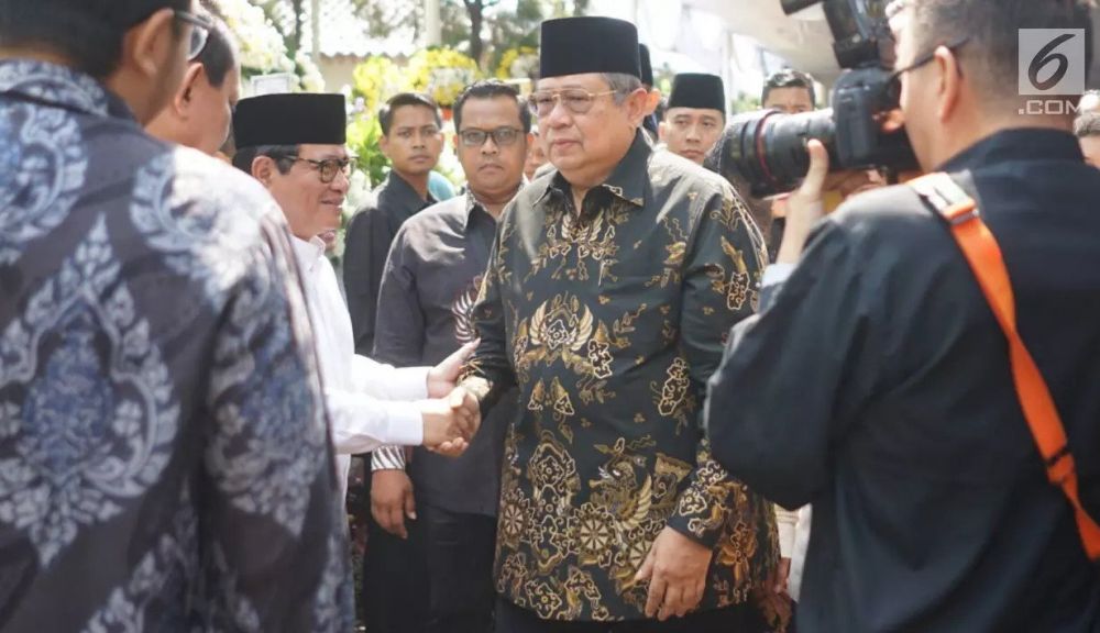 Kompak pakai baju batik, keluarga SBY melayat ke rumah Habibie