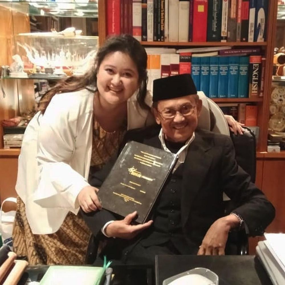7 Potret kedekatan BJ Habibie bersama cucu, sosok eyang idaman