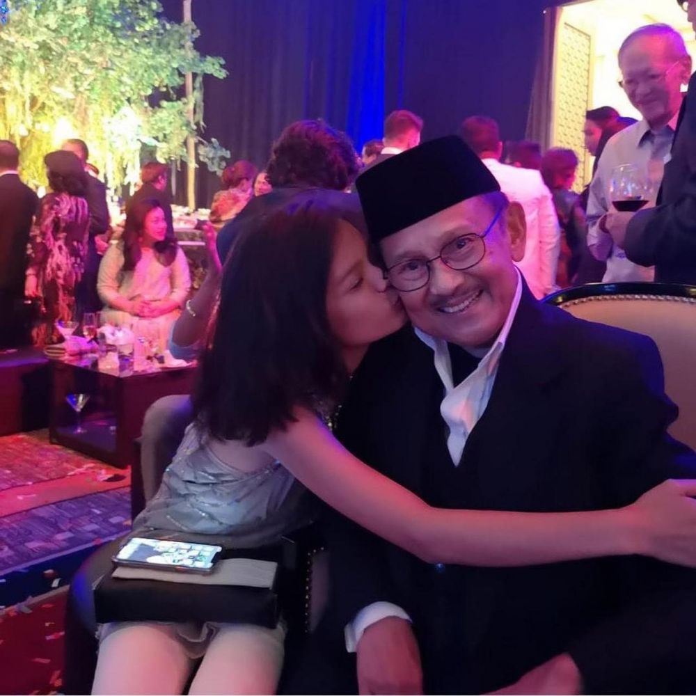7 Potret kedekatan BJ Habibie bersama cucu, sosok eyang idaman