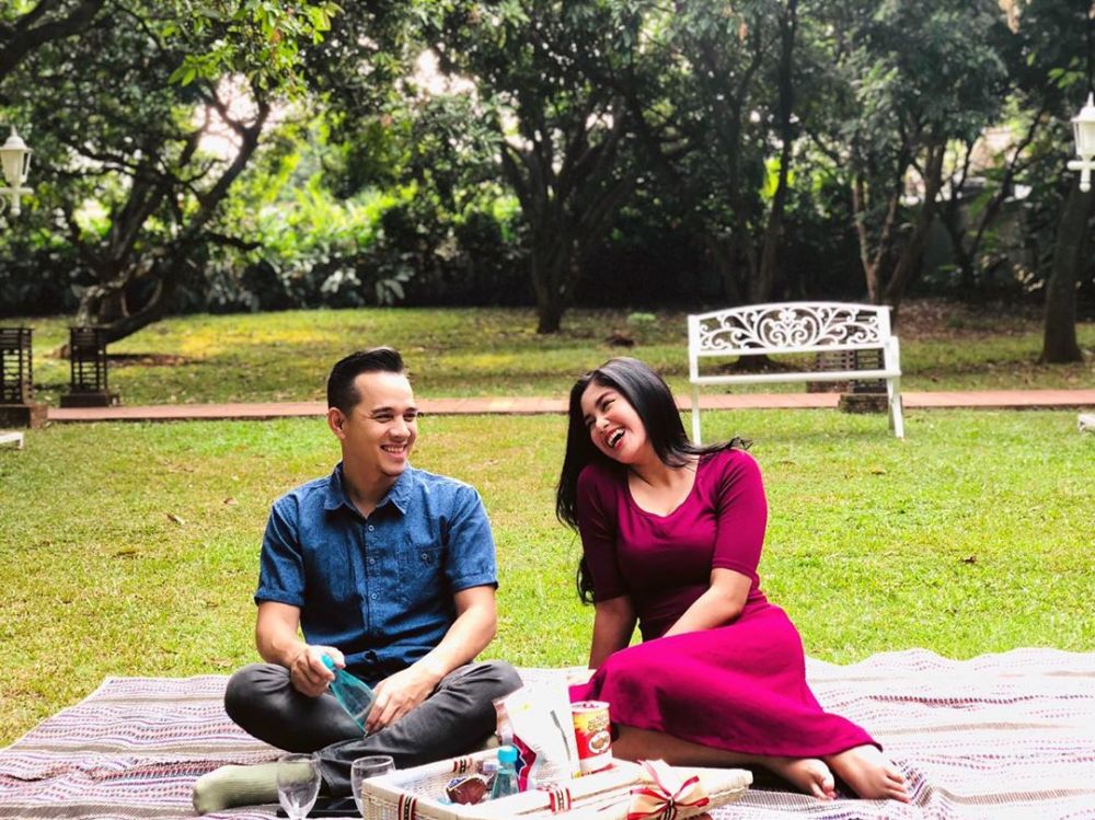 8 Potret kedekatan Ochi Rosdiana & Rionaldo, pemain Orang Ketiga