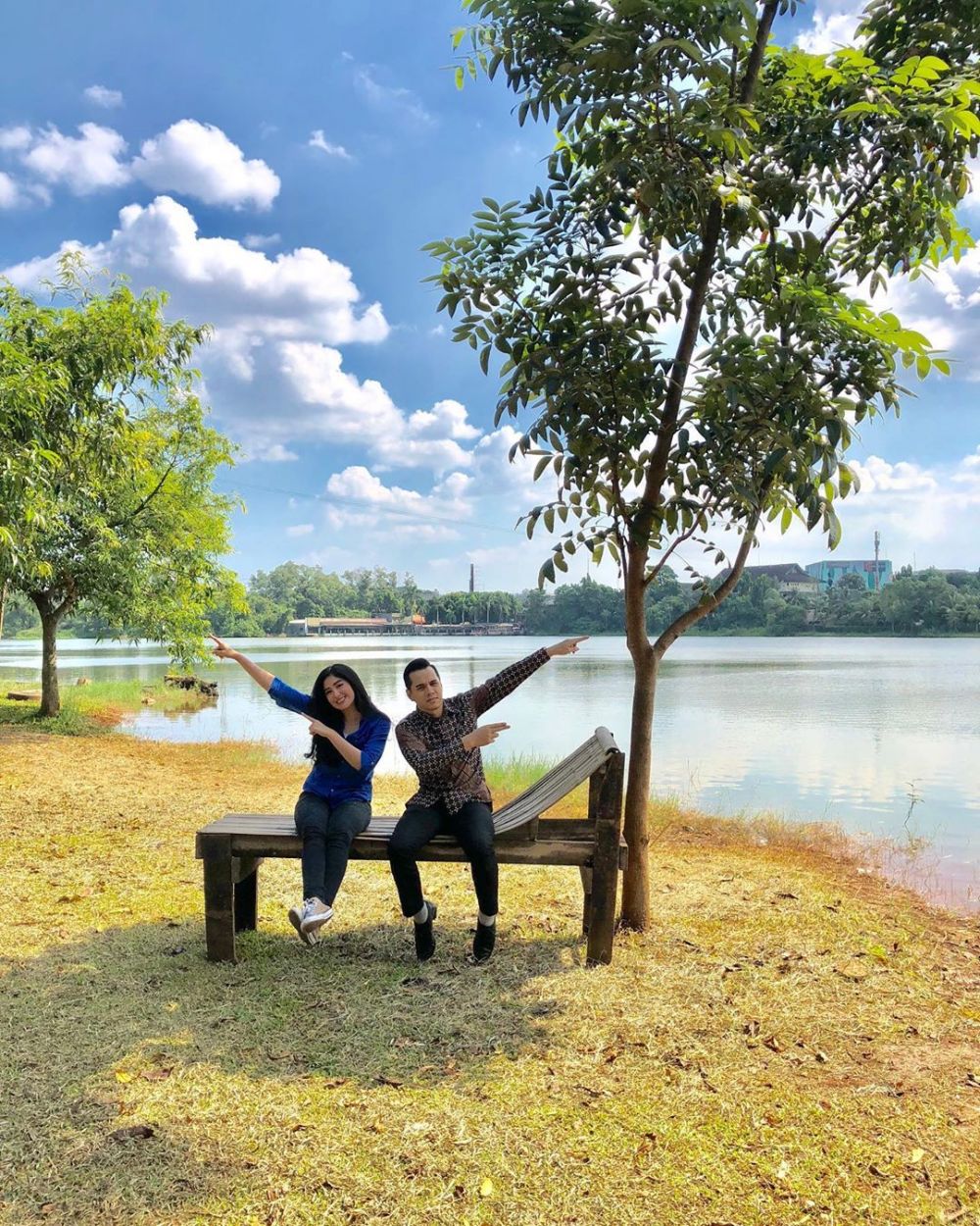 8 Potret kedekatan Ochi Rosdiana & Rionaldo, pemain Orang Ketiga