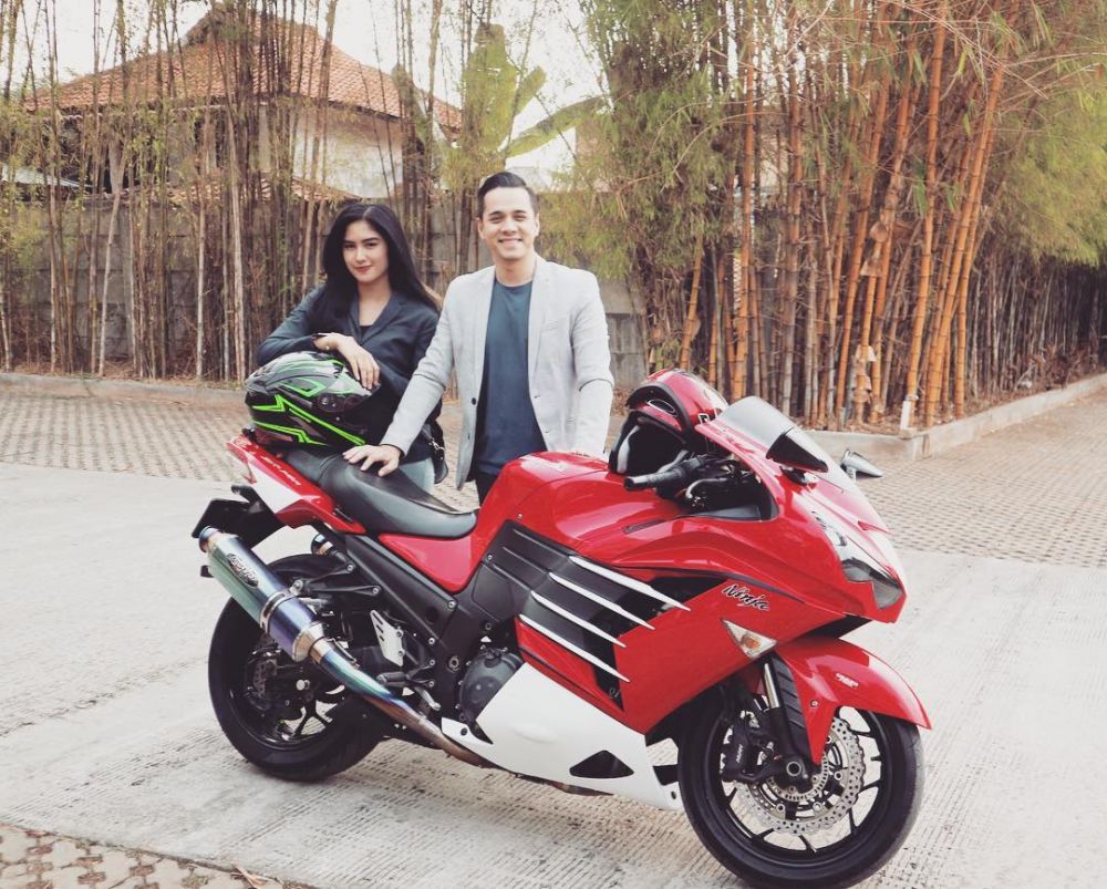 8 Potret kedekatan Ochi Rosdiana & Rionaldo, pemain Orang Ketiga