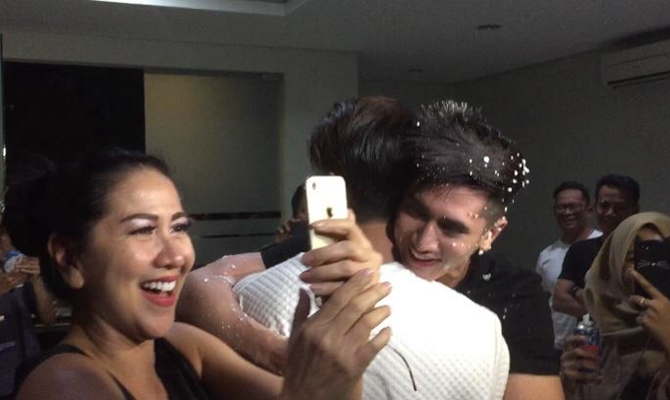 10 Momen meriah ultah ke-23 Verrell Bramasta, diberi kejutan ular