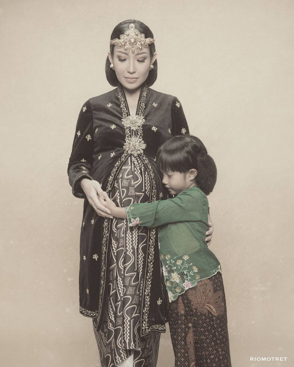 Gaya 12 seleb foto maternity berkonsep tradisional, klasik abis
