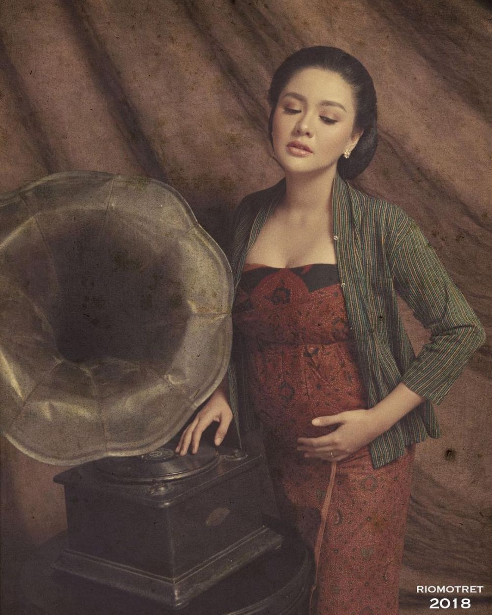 Gaya 12 seleb foto maternity berkonsep tradisional, klasik abis