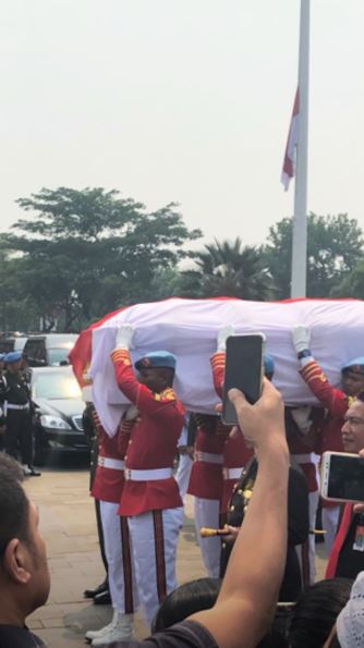 8 Momen pemakaman BJ Habibie di TMP Kalibata, penuh keharuan