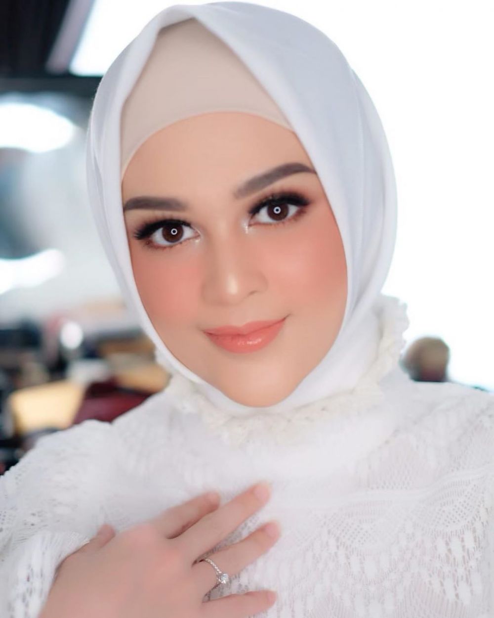 Biasa natural, 8 potret Cut Meyriska bermakeup tebal ini manglingi