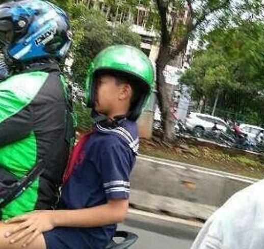 10 Tingkah penumpang ojek online pakai helm ini antimainstream