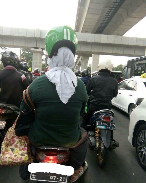 10 Tingkah penumpang ojek online pakai helm ini antimainstream