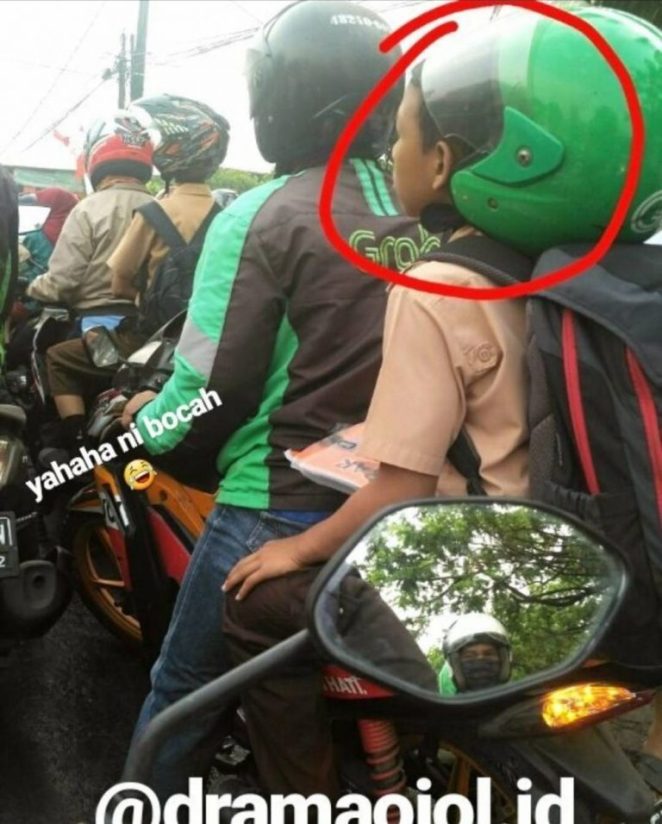 10 Tingkah penumpang ojek online pakai helm ini antimainstream
