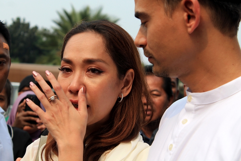 Ditanya soal perankan sosok Ainun, BCL tak kuasa menahan tangis