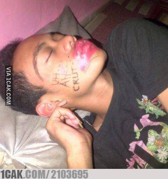 10 Potret lucu 'akibat tidur duluan' ini bikin ketawa cekikikan