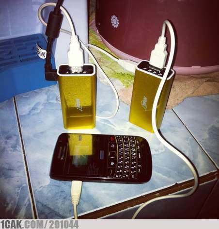 10 Lifehack charger handphone ala warganet ini bikin tepuk jidat