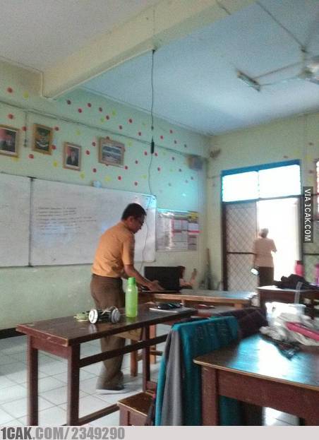 10 Lifehack charger handphone ala warganet ini bikin tepuk jidat