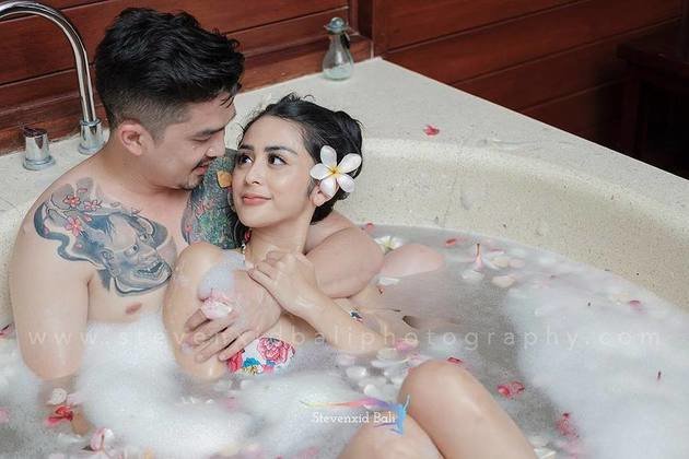 10 Seleb ini pemotretan di bathtub, posenya bikin susah kedip