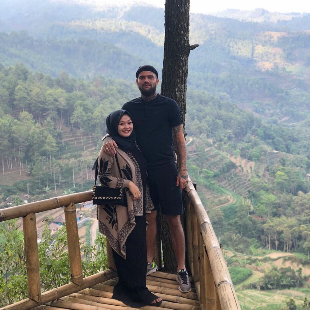 5 Potret babymoon Diego Michiels dan istrinya, gayanya disorot