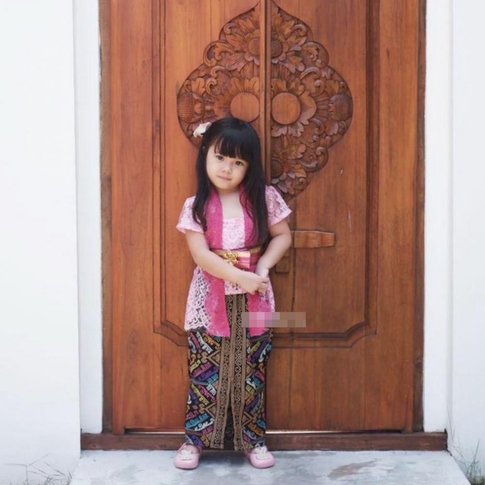 Masih balita pakai kebaya, potret 7 anak seleb ini bikin gemas