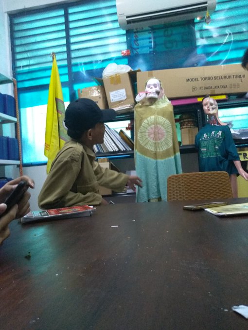 9 Tingkah iseng siswa dandanin alat peraga kerangka manusia
