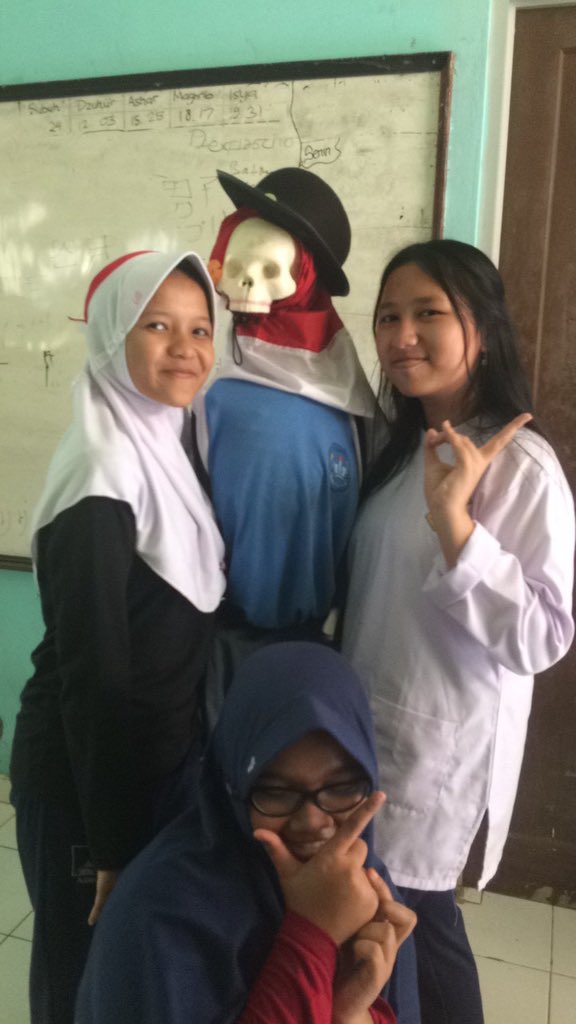 9 Tingkah iseng siswa dandanin alat peraga kerangka manusia