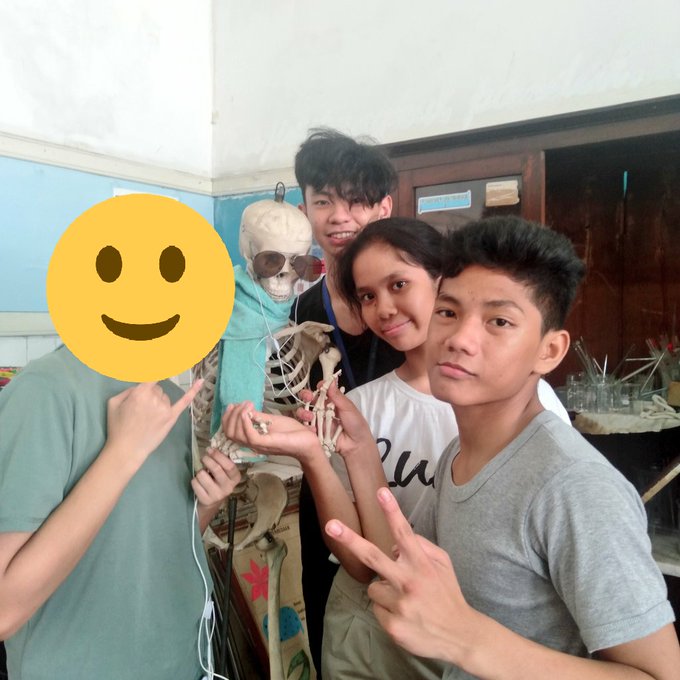 9 Tingkah iseng siswa dandanin alat peraga kerangka manusia