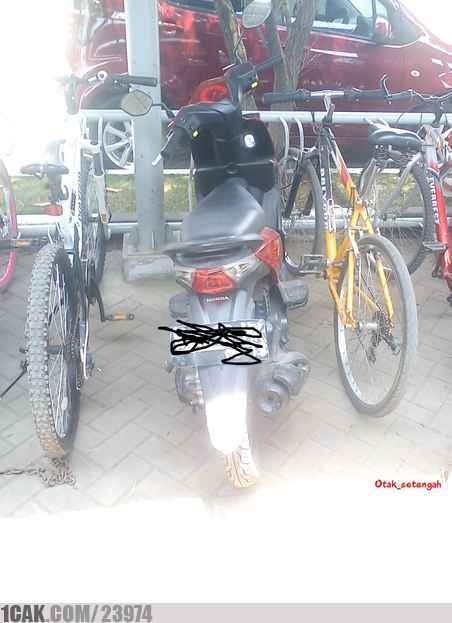 10 Potret absurd di tempat parkir ini bikin mikir dua kali