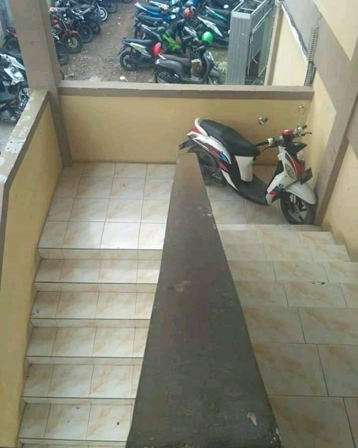 10 Potret absurd di tempat parkir ini bikin mikir dua kali