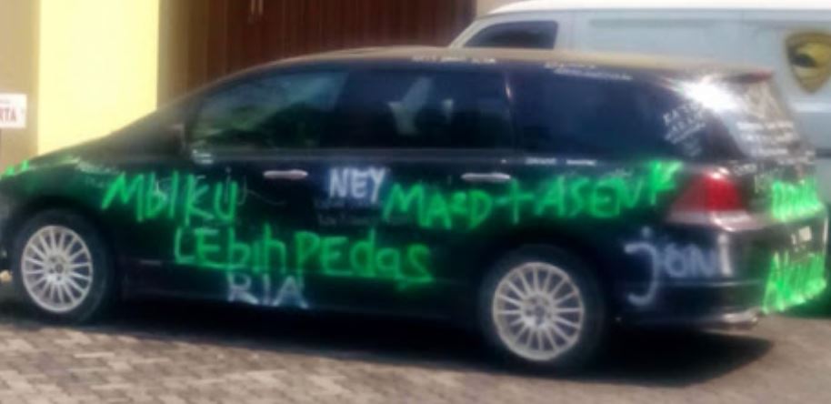 10 Coretan asal di mobil ini bikin pengen ketawa tapi kasihan