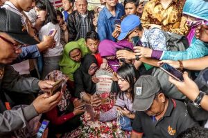Warga berebut selfie di makam BJ Habibie, Anggun C Sasmi mengaku sedih