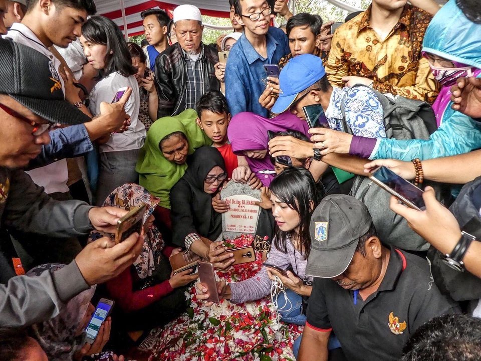 Warga berebut selfie di makam BJ Habibie, Anggun C Sasmi mengaku sedih