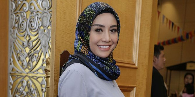 Pengakuan Shinta Bachir soal kembali lepas hijab, ikuti kata hati