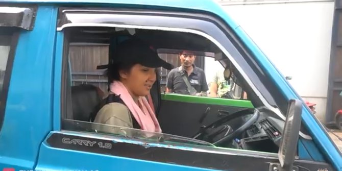 Jadi sopir angkot, aksi Ashanty ini bikin penumpang terkejut