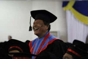 Kisah Soejoto, wisuda usia 71 tahun & raih predikat cumlaude
