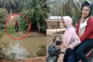 Viral, naik motor menyeberang sungai pakai tali ini bak flying fox