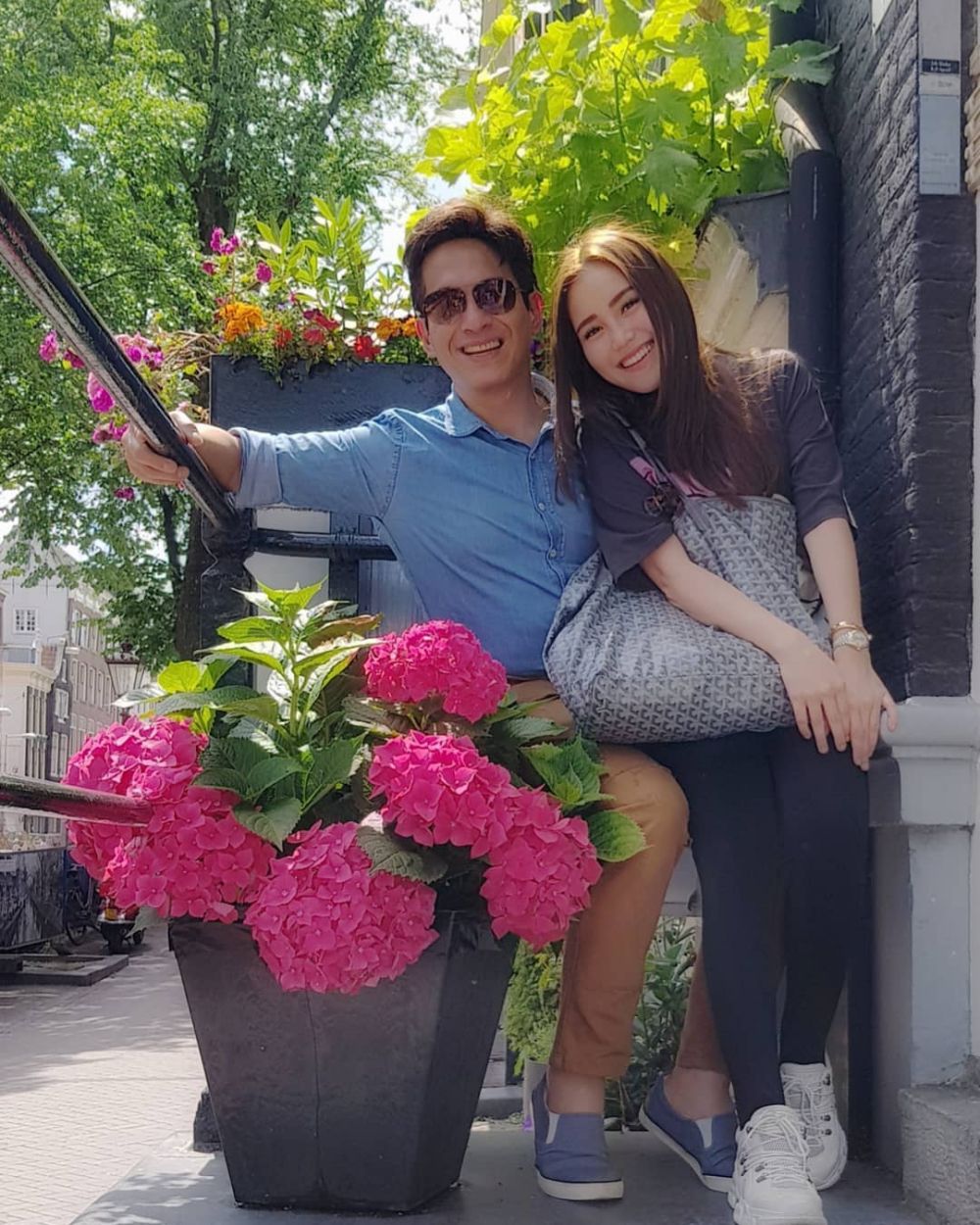 5 Gaya Ayu Ting Ting saat liburan ini tuai cibiran, kenapa ya?