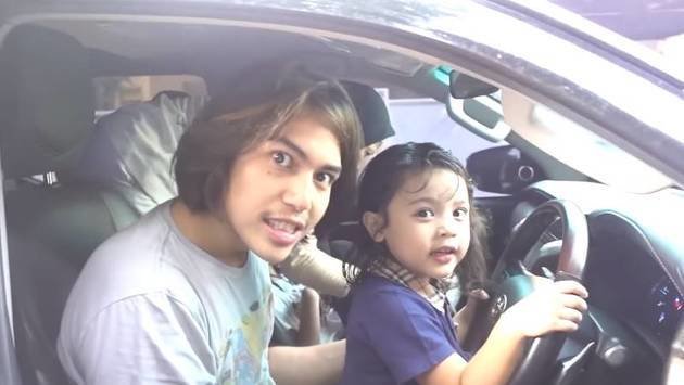 10 Momen El Rumi & Marsha Aruan momong anak Mulan Jameela, seru abis