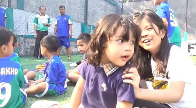 10 Momen El Rumi & Marsha Aruan momong anak Mulan Jameela, seru abis