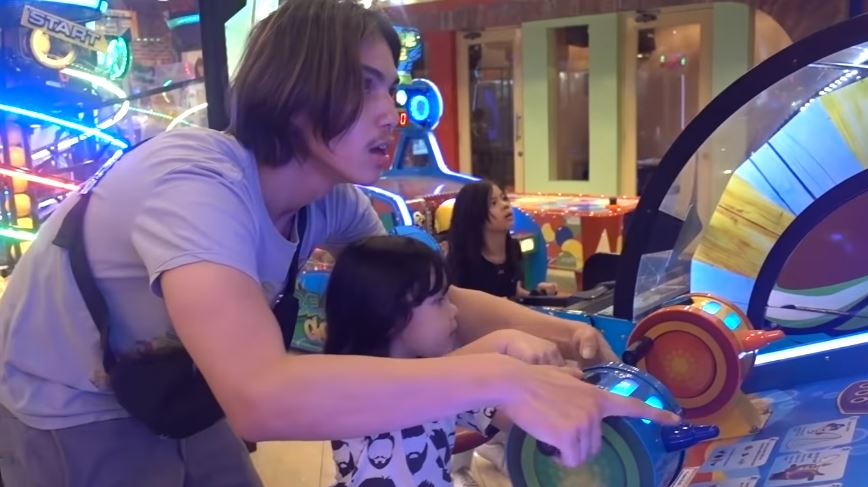 10 Momen El Rumi & Marsha Aruan momong anak Mulan Jameela, seru abis