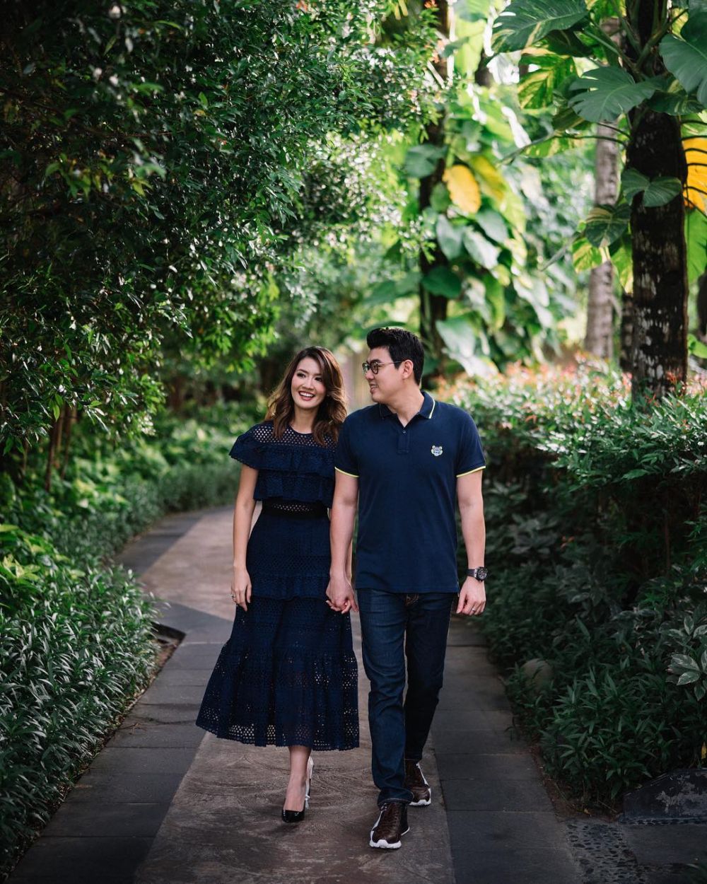 Jarang terekspos, ini 9 potret kemesraan Asty Ananta dan suami