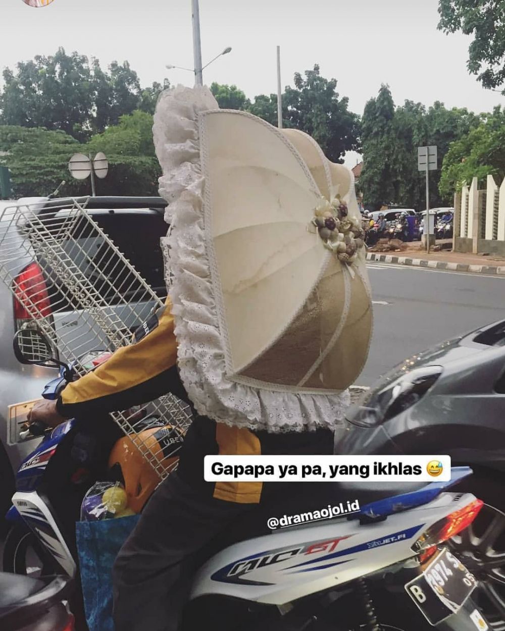 10 Benda nyeleneh dibawa driver ojek online ini bikin tepuk jidat