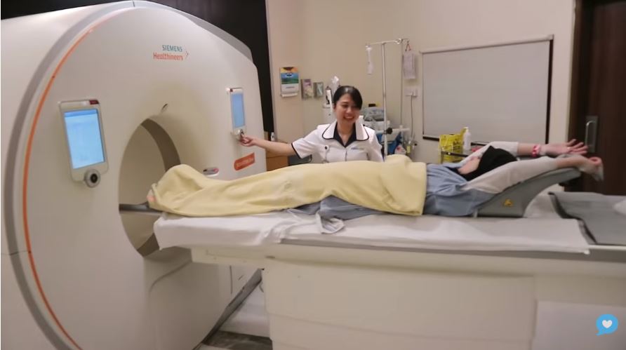 7 Momen Roger dampingi saat Cut Meyriska sakit, suami idaman