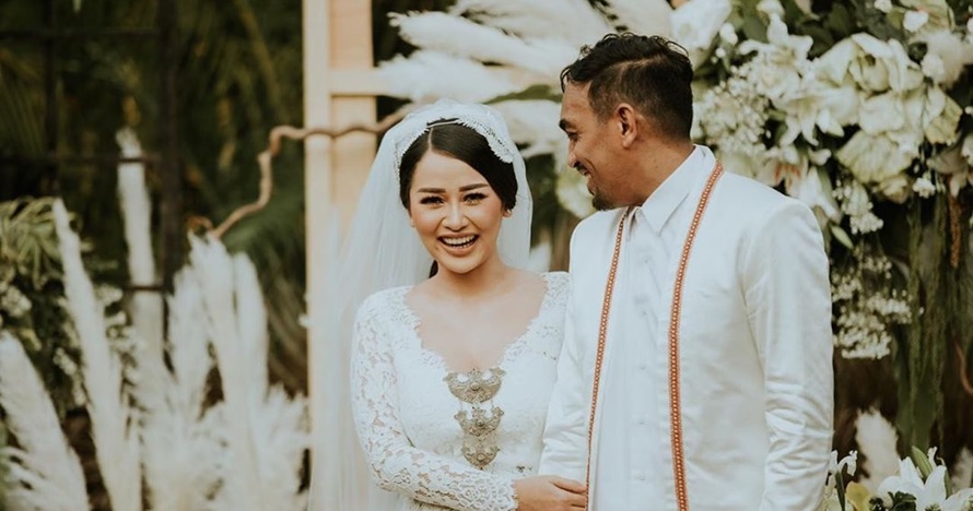Sebulan menikah, Glenn Fredly pamer momen manis bersama Mutia Ayu