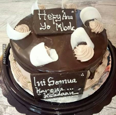 10 Momen absurd di perayaan ulang tahun ini bikin geleng kepala